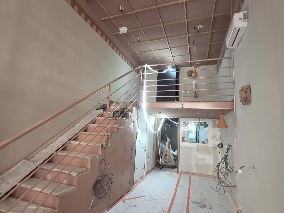 Intérieur en travaux pour l'extension d'une maison : structure maçonnée et escalier