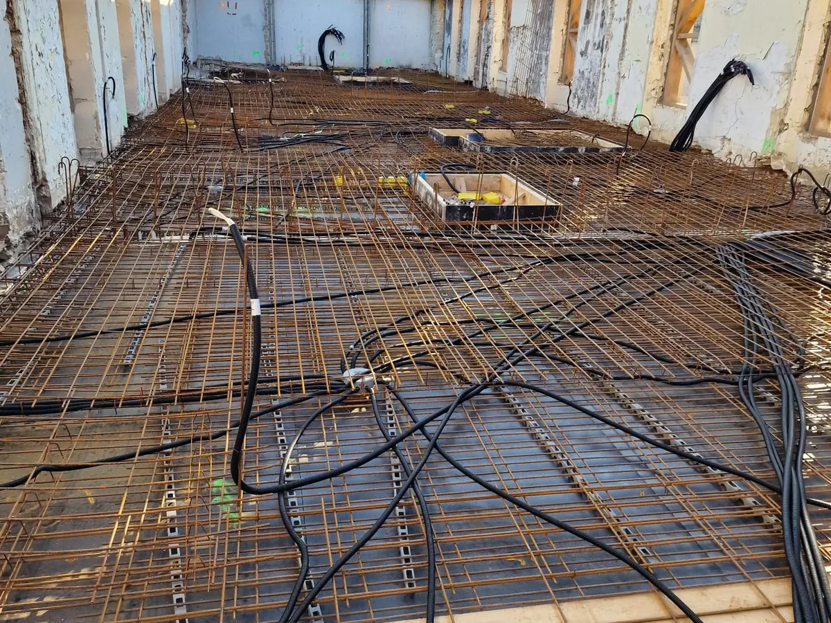 Ferraillage d'une dalle béton en cours de réalisation sur un chantier de gros œuvre