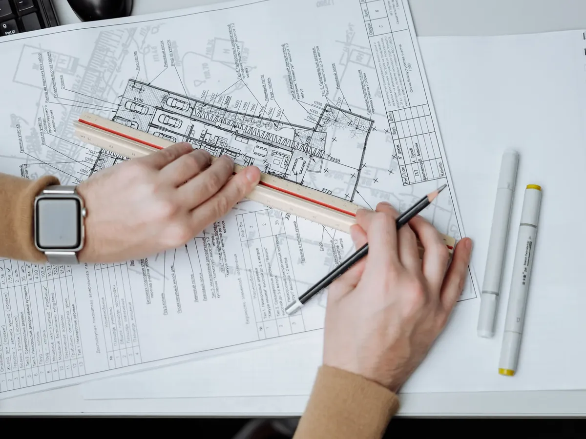Architecte traçant un plan à la règle pour un projet sur mesure