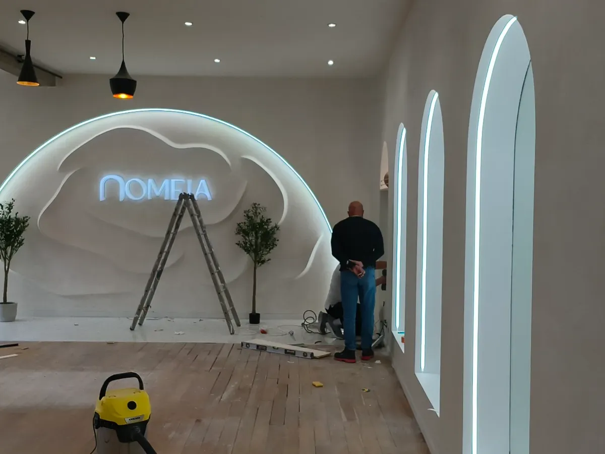 Local commercial en cours d'aménagement avec décor en arches et artisan sur place